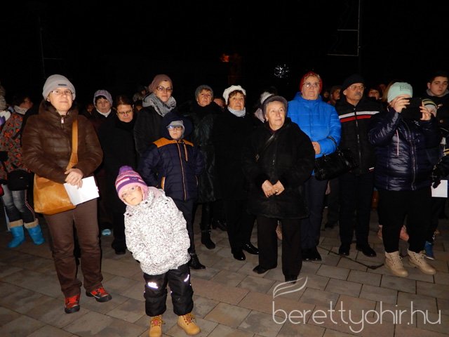 Fellobant az első gyertya lángja 47
